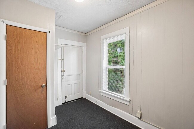 Building Photo - 293 E 14th Ave