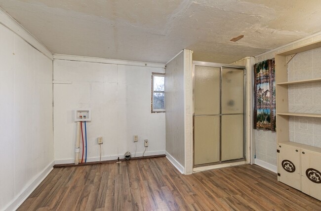 Building Photo - 2 Bedroom | 1 Bathroom | With a Large Deta...
