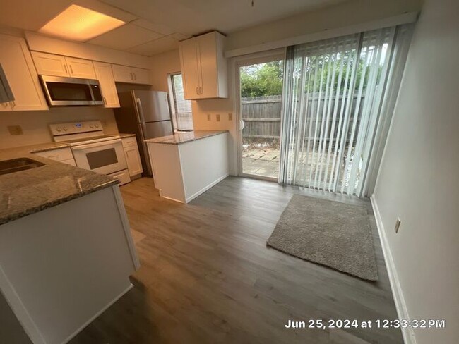 Building Photo - Hearthsone Condo