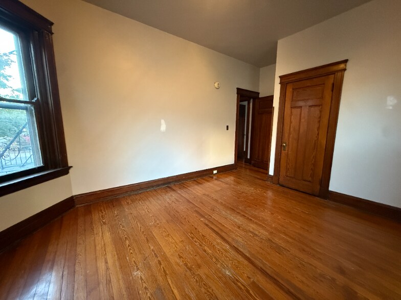 Building Photo - 329 Taylor Ave