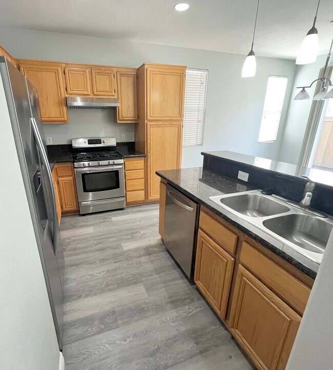 Building Photo - Beautiful 3 bedroom 2.5 bathroom home is M...