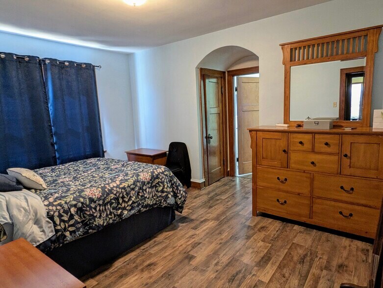 Building Photo - 3675 E Pulaski Ave