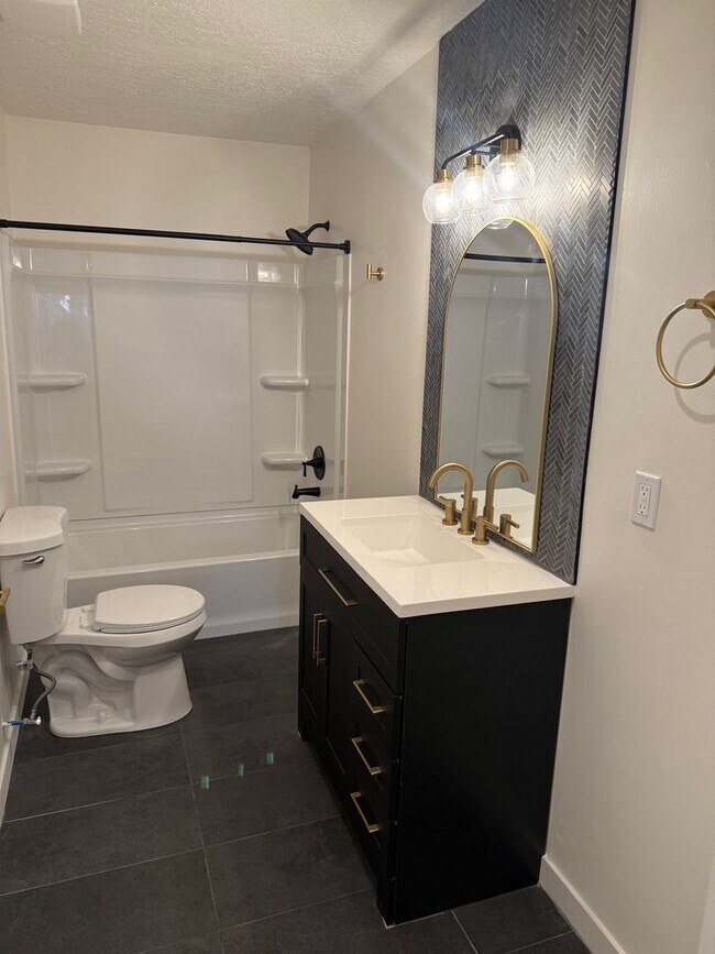 Building Photo - Beautifully remodeled apartment