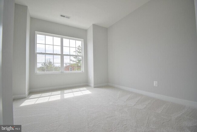 Building Photo - 8276 Safarian Way