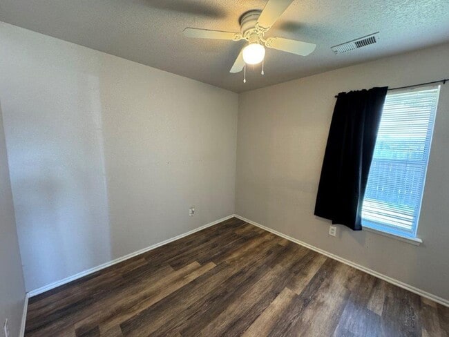 Building Photo - 3 bed 2 bath, storm shelter and  all wood floors in Moore Schools