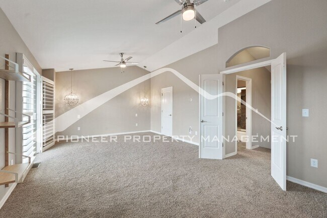 Building Photo - Stylish Townhouse 2bed / 2bath, 2 car garage and AC in Gated Community Near Powers Corridor