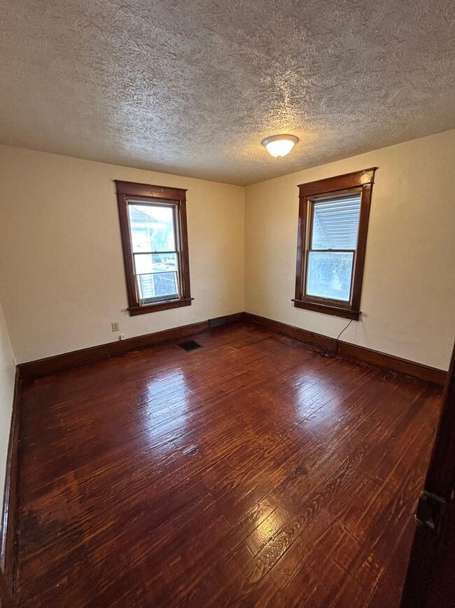 Building Photo - Great 4 bedroom house in East Stroudsburg Borough!