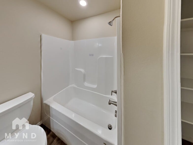 Building Photo - 2104 Misti Woods St