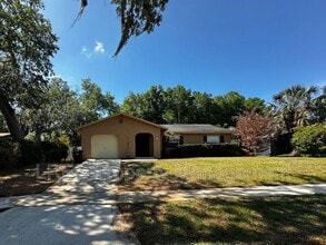 Building Photo - 910 Sycamore Ln