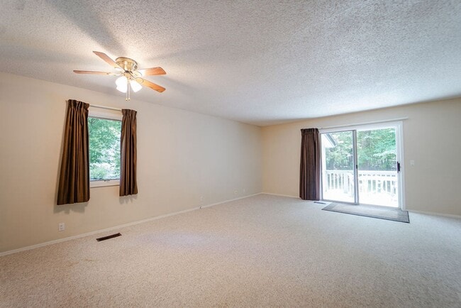 Building Photo - Move-in ready Townhome in a quiet neighbor...