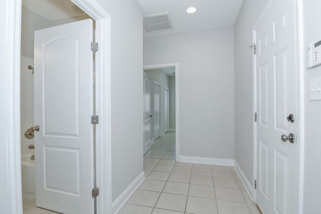 Building Photo - Large House on 3.5 Acres in Harlem