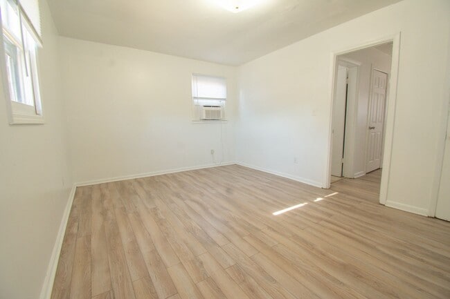 Building Photo - 1 Bedroom 1 Bathroom - No Pets