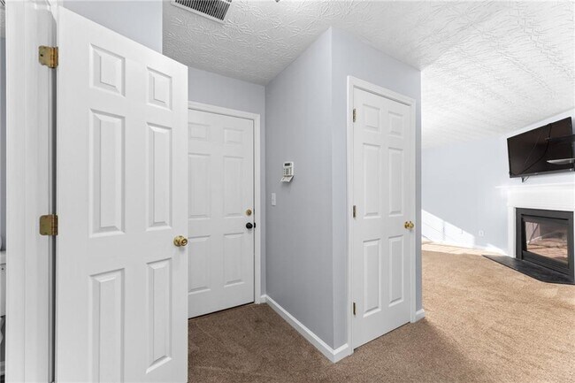 Building Photo - 400 Spring Head Dr SE