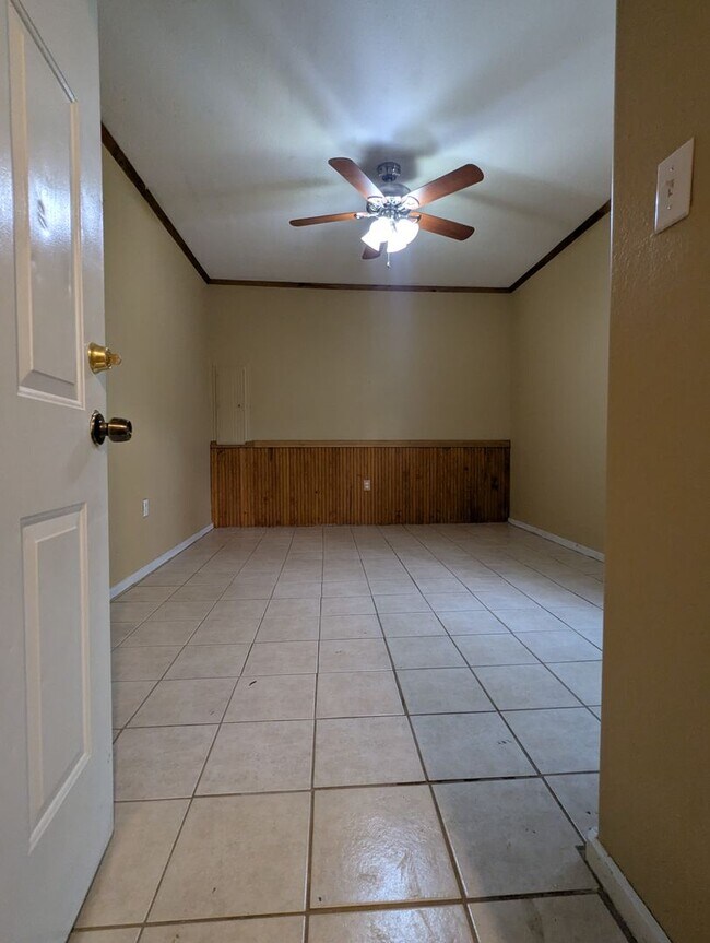 Building Photo - 912 Red Bud Dr