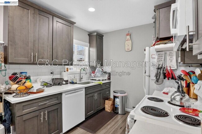 Building Photo - 484 B St