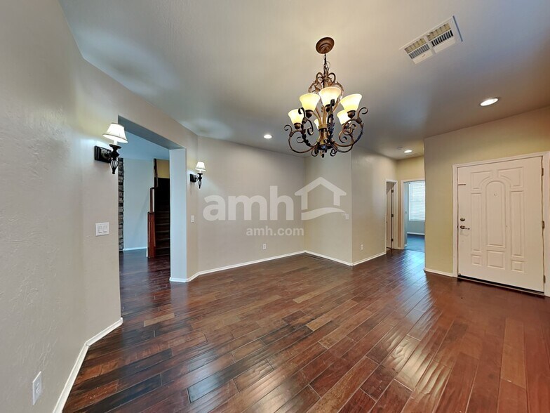 Building Photo - 2422 W Hunter Ct