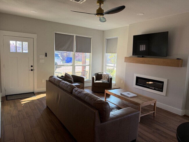 Building Photo - 9814 Angel Bend