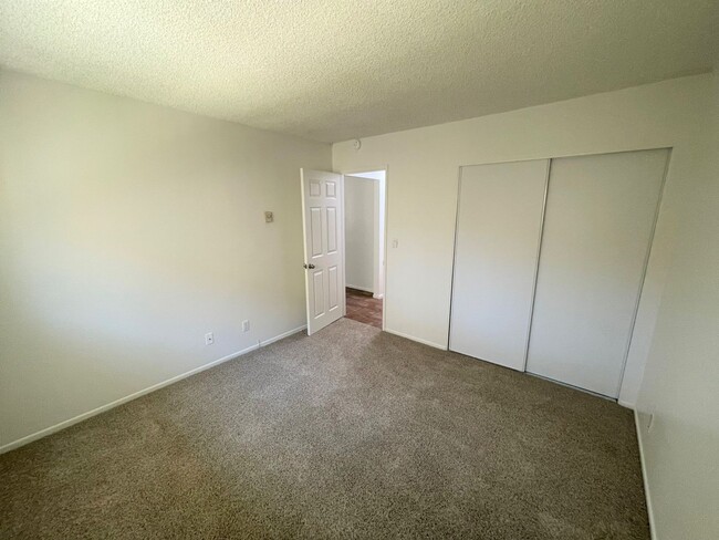Building Photo - Centrally Located McKeon Condo