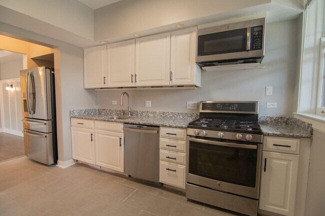 Building Photo - 844 W Lakeside Pl