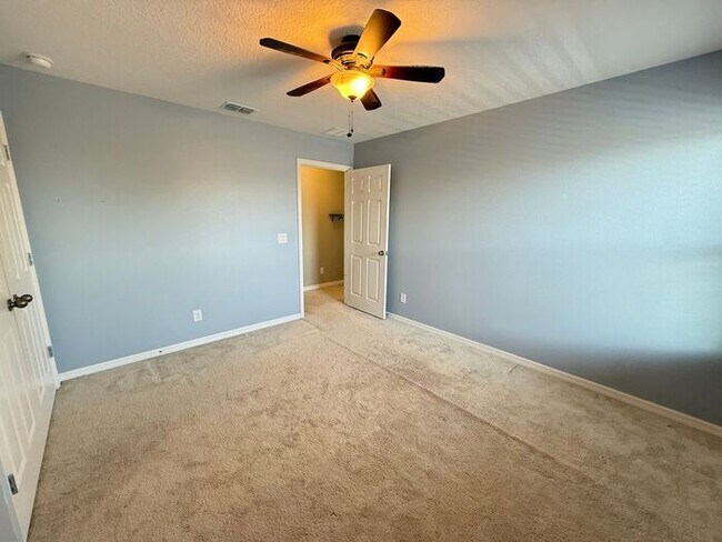 Building Photo - 5/3 Near Clermont -$500 OFF THE FIRST MONTH'S RENT