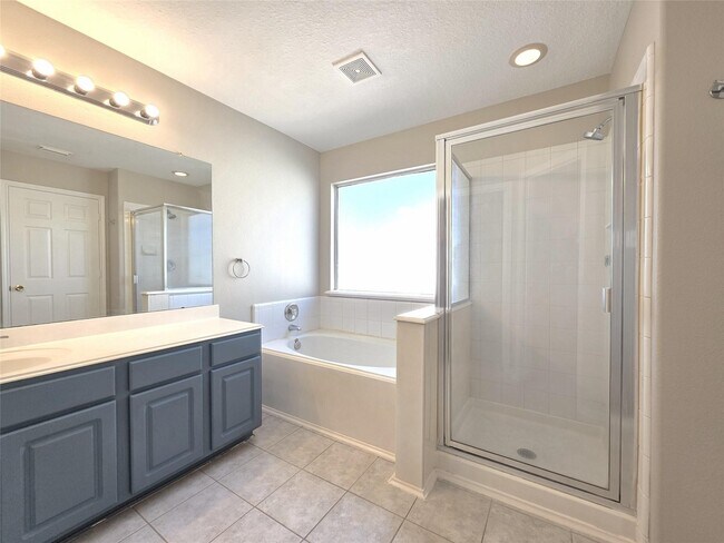 Building Photo - 12111 Carriage Oak Cir