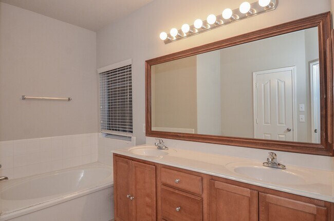 Building Photo - 4907 Trailing Clover Ct