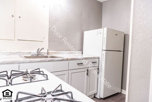 Building Photo - 354 W 9th St