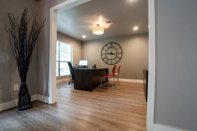 Building Photo - 1400 Clarewood Dr