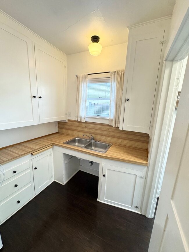 Building Photo - 1 Bedroom 1 Bath Duplex, Land Park-Curtis Park Area SEE VIDEO