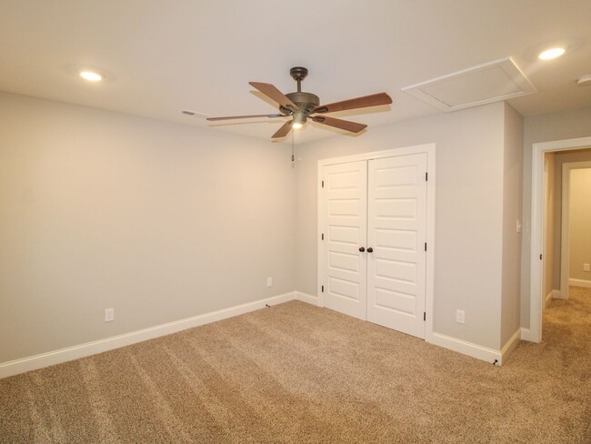 Building Photo - MOVE IN Special - 1st Month Rent FREE - Ca...