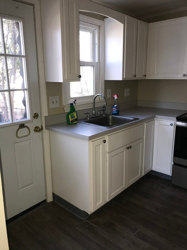 Building Photo - 102 Elaine Rd