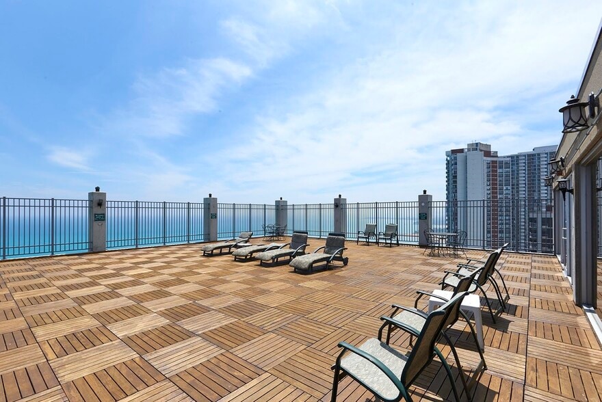 Building Photo - 6171 N Sheridan Rd