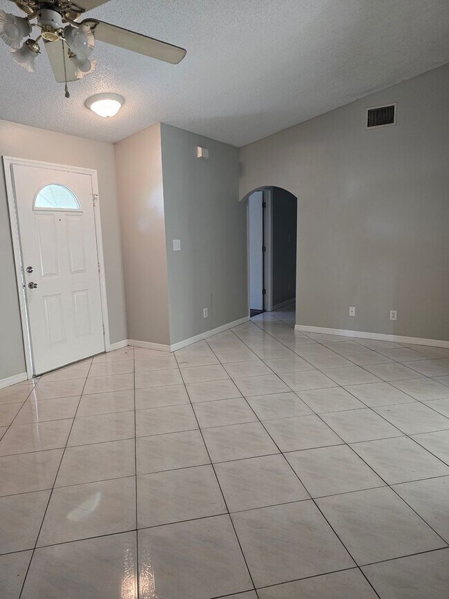 Building Photo - 501 W Saunders St