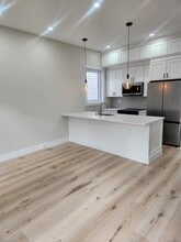 Building Photo - 14 Hausman St