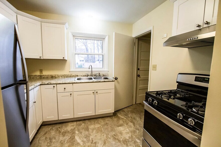 Building Photo - 1919 E 38th St