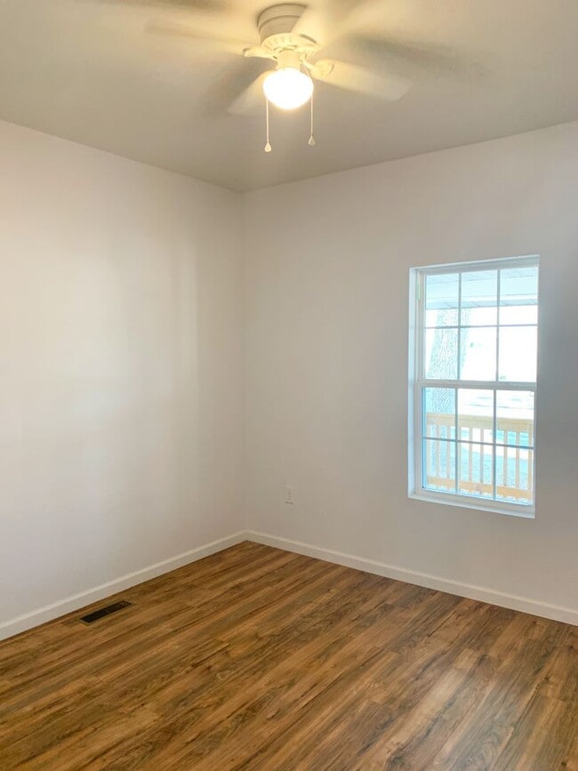 Building Photo - Beautifully Renovated and Move in Ready!