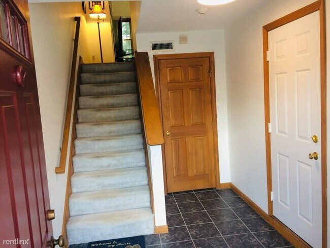 Building Photo - 2 br, 2.5 bath Townhome - 6 Tisdale Dr # 6