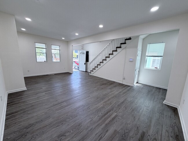 Building Photo - 907 Rugby St