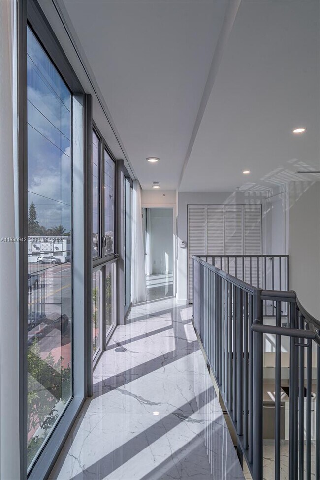 Building Photo - 8425 Crespi Blvd