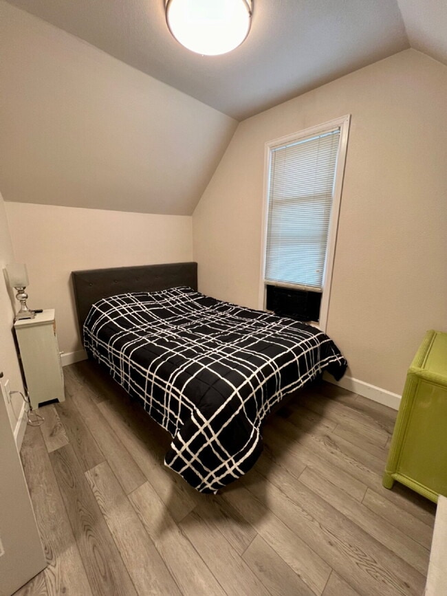 Building Photo - Short-term furnished apartment!