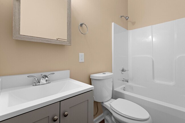 Building Photo - $500 OFF Special - 4Bd/ 2Bath Ranch Style home mins from Downtown Burlington