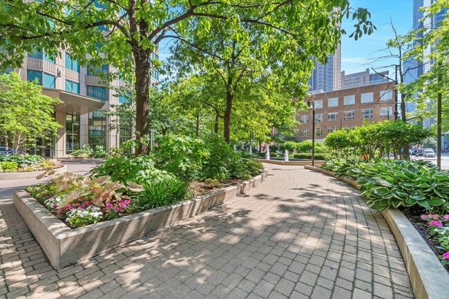 Building Photo - 400 N La Salle Dr