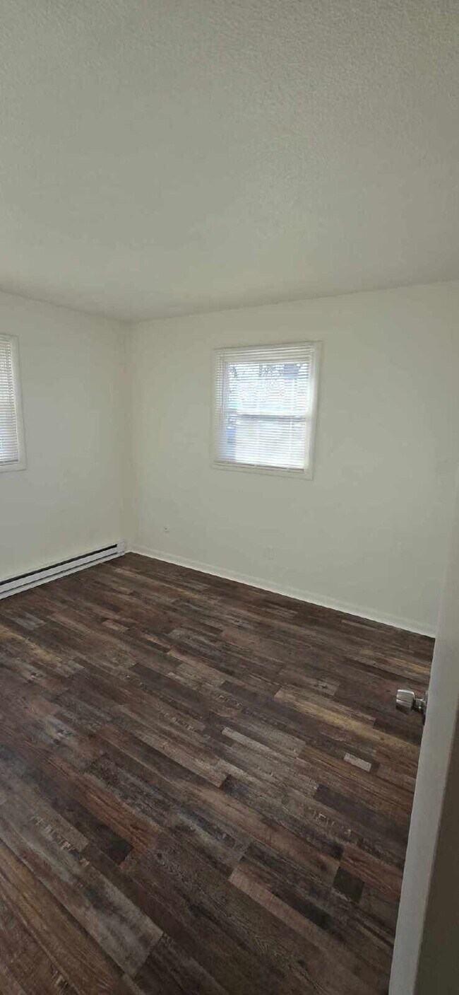 Building Photo - 570 US-52