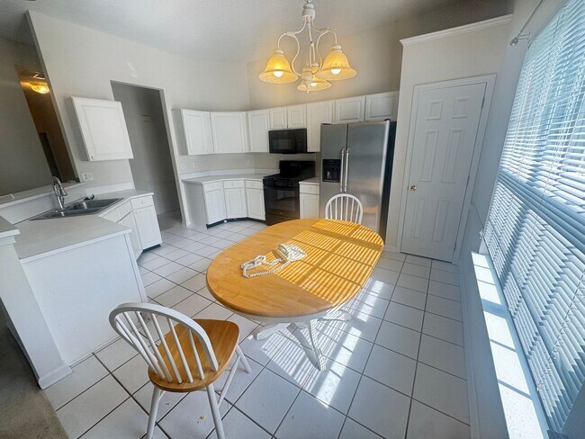 Building Photo - 4bd/2ba House newer neighborhood in betwee...
