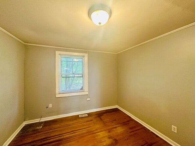 Building Photo - DOWNTOWN - 3 Bedroom/1 Bath - Located clos...
