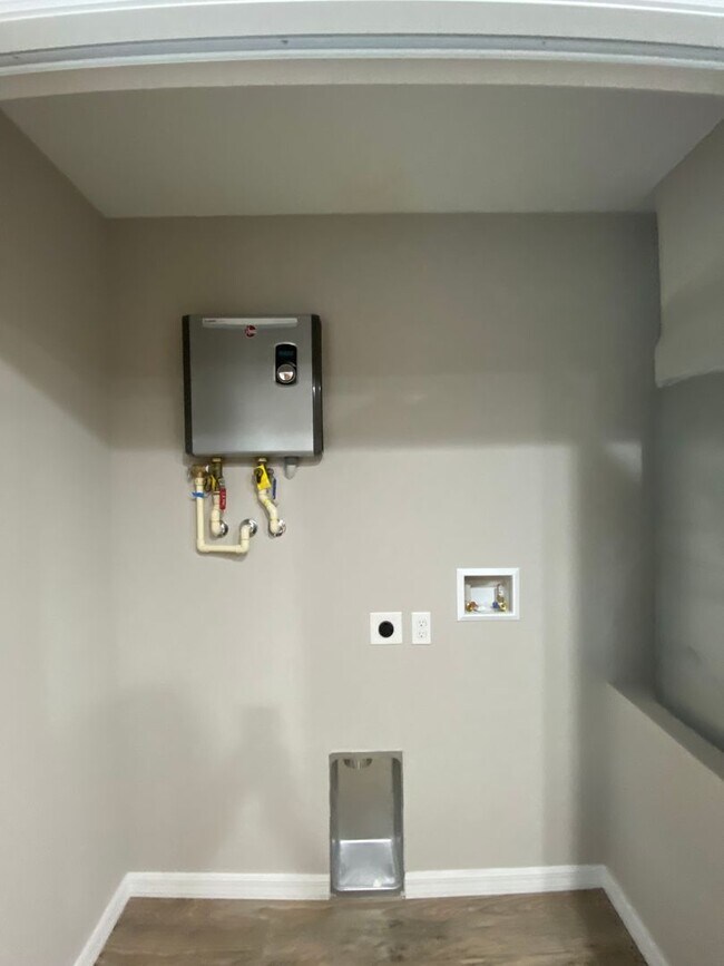 Building Photo - Krohn IV - 8946/ 8950