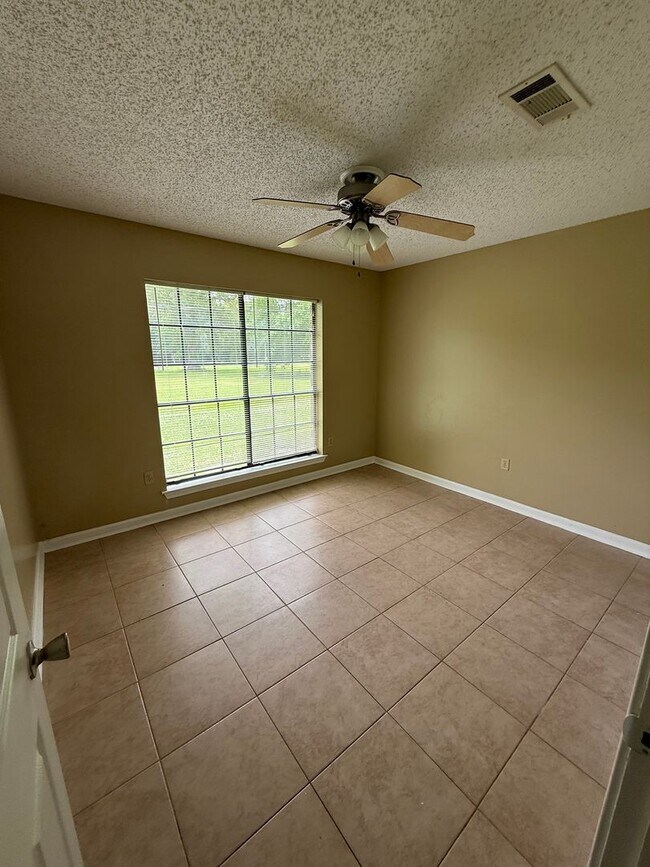 Building Photo - 1126-1128 Willow Creek Dr