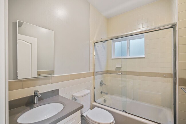 Building Photo - 3bed/2bath Top-Floor Flat w/ Modern SF Charm - Pet(s) Welcome