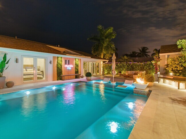 Building Photo - 2210 NE 3rd Ave