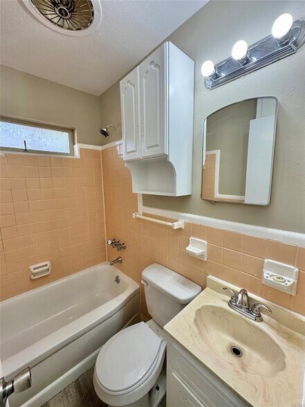 Building Photo - 875 Karen Rd